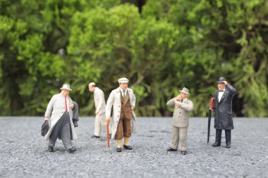 İş adamları küçük işletme figürlerini tartışıyor.