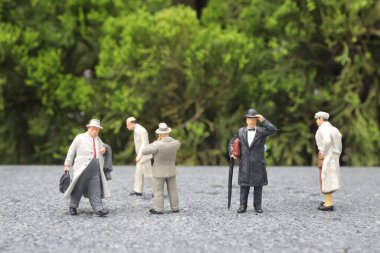 İş adamları küçük işletme figürlerini tartışıyor.