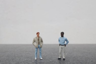 Minyatür iş ekibi tartışıyor.