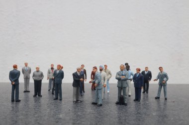 İş adamları küçük işletme figürlerini tartışıyor.