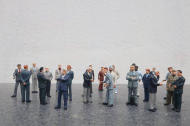 İş adamları küçük işletme figürlerini tartışıyor.