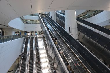 19 Haziran 2022. Hong Kong 'daki Donanma İstasyonu' nda yürüyen merdiven grubu.