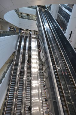 19 Haziran 2022. Hong Kong 'daki Donanma İstasyonu' nda yürüyen merdiven grubu.