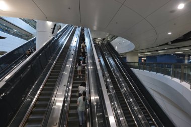 19 Haziran 2022. Hong Kong 'daki Donanma İstasyonu' nda yürüyen merdiven grubu.