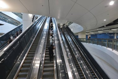 19 Haziran 2022. Hong Kong 'daki Donanma İstasyonu' nda yürüyen merdiven grubu.