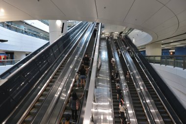 19 Haziran 2022. Hong Kong 'daki Donanma İstasyonu' nda yürüyen merdiven grubu.