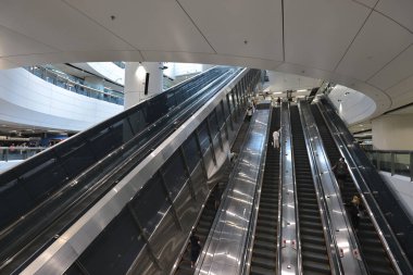 19 Haziran 2022. Hong Kong 'daki Donanma İstasyonu' nda yürüyen merdiven grubu.