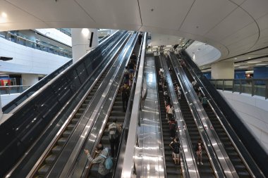 19 Haziran 2022. Hong Kong 'daki Donanma İstasyonu' nda yürüyen merdiven grubu.