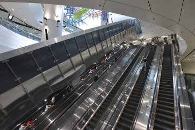 19 Haziran 2022. Hong Kong 'daki Donanma İstasyonu' nda yürüyen merdiven grubu.