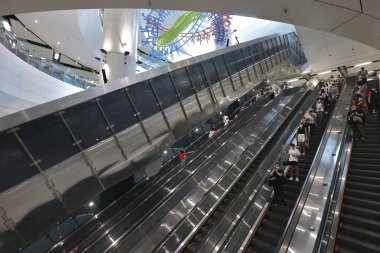 19 Haziran 2022. Hong Kong 'daki Donanma İstasyonu' nda yürüyen merdiven grubu.