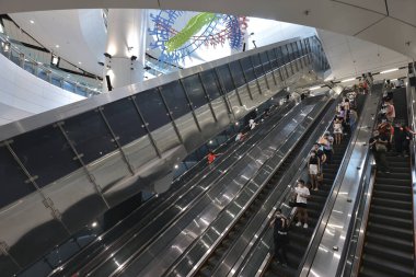 19 Haziran 2022. Hong Kong 'daki Donanma İstasyonu' nda yürüyen merdiven grubu.