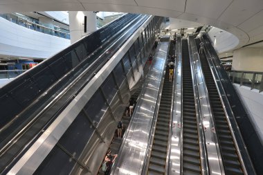 19 Haziran 2022. Hong Kong 'daki Donanma İstasyonu' nda yürüyen merdiven grubu.