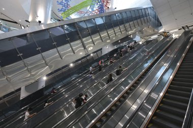 19 Haziran 2022. Hong Kong 'daki Donanma İstasyonu' nda yürüyen merdiven grubu.