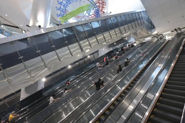 19 Haziran 2022. Hong Kong 'daki Donanma İstasyonu' nda yürüyen merdiven grubu.