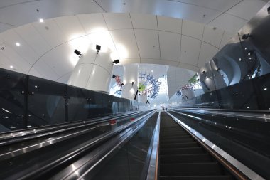 19 Haziran 2022. Hong Kong 'daki Donanma İstasyonu' nda yürüyen merdiven grubu.