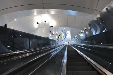 19 Haziran 2022. Hong Kong 'daki Donanma İstasyonu' nda yürüyen merdiven grubu.