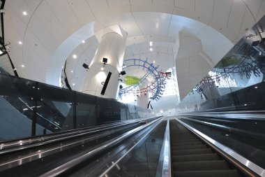 19 Haziran 2022. Hong Kong 'daki Donanma İstasyonu' nda yürüyen merdiven grubu.