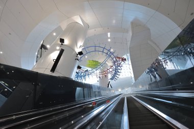 19 Haziran 2022. Hong Kong 'daki Donanma İstasyonu' nda yürüyen merdiven grubu.