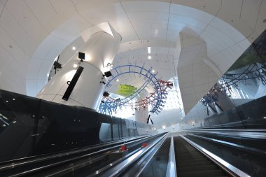 19 Haziran 2022. Hong Kong 'daki Donanma İstasyonu' nda yürüyen merdiven grubu.