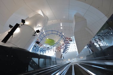 19 Haziran 2022. Hong Kong 'daki Donanma İstasyonu' nda yürüyen merdiven grubu.