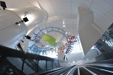 19 Haziran 2022. Hong Kong 'daki Donanma İstasyonu' nda yürüyen merdiven grubu.