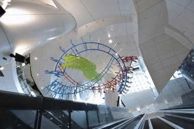 19 Haziran 2022. Hong Kong 'daki Donanma İstasyonu' nda yürüyen merdiven grubu.