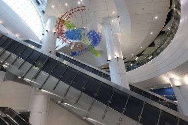 19 Haziran 2022. Hong Kong 'daki Donanma İstasyonu' nda yürüyen merdiven grubu.