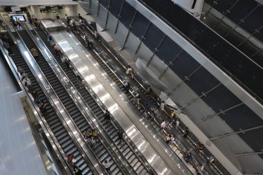 19 Haziran 2022. Hong Kong 'daki Donanma İstasyonu' nda yürüyen merdiven grubu.