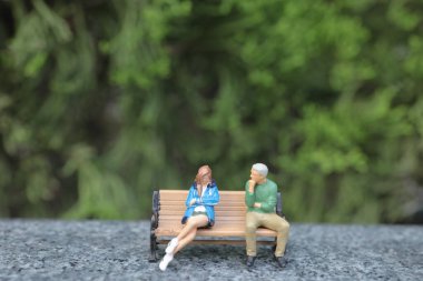 Sevgili figürü parkta sohbet ediyor.