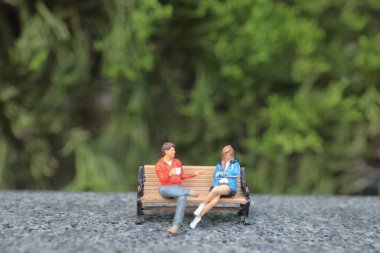 Sevgili figürü parkta sohbet ediyor.