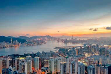 1 Mayıs 2022 Victoria Limanı üzerinde Kowloon Ye 'da görüldüğü gibi gün batımı