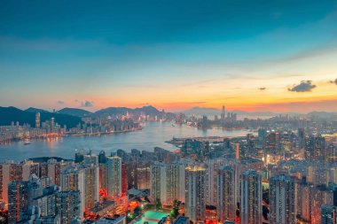 1 Mayıs 2022 Victoria Limanı üzerinde Kowloon Ye 'da görüldüğü gibi gün batımı