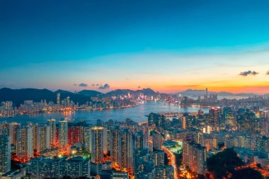 1 Mayıs 2022 Victoria Limanı üzerinde Kowloon Ye 'da görüldüğü gibi gün batımı