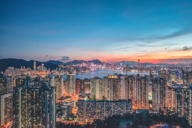 1 Mayıs 2022 Victoria Limanı üzerinde Kowloon Ye 'da görüldüğü gibi gün batımı