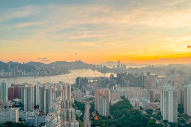 1 Mayıs 2022 Victoria Limanı üzerinde Kowloon Ye 'da görüldüğü gibi gün batımı