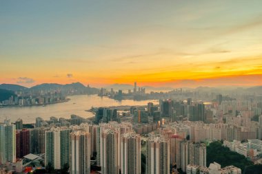 1 Mayıs 2022 Kwun Tong, Victoria Limanı Hong Kong üzerinde gün batımı