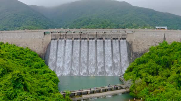 Haziran 2022 Tai Tam Tuk Barajı Yağmur Yağdıktan Sonra Sel — Stok video