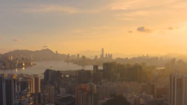 1 Mayıs 2022 Kowloon 'un doğusunda Victoria Limanı üzerinde gün batımı