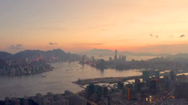 1 Mayıs 2022 Kowloon 'un doğusunda Victoria Limanı üzerinde gün batımı