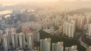 1 Mayıs 2022 Kwun Tong, Victoria Limanı Hong Kong üzerinde gün batımı