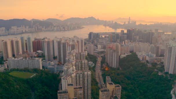 2022年5月1日日落在香港维多利亚港观塘上空 — 图库视频影像