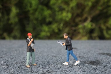 Gazete okuyan ve sigara içen adam figürü