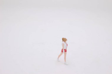 Genç ve güzel bir kız figürü.