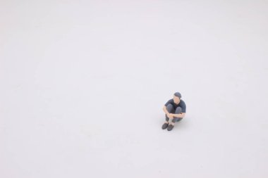 Dilenen evsiz erkek figürü 