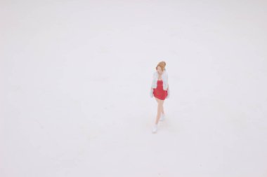 Genç ve güzel bir kız figürü.