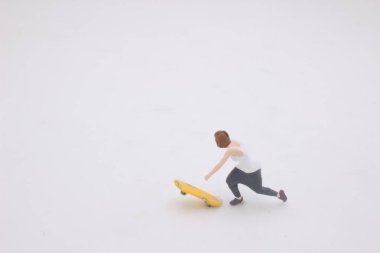 Mini figür Yukarda Kaykay Oynamaya Hazır