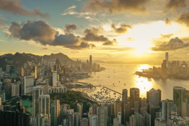 2 Mayıs 2022. Hong Kong bakış açısı Braemar Tepesi tepesinde gün batımını gösteriyor..