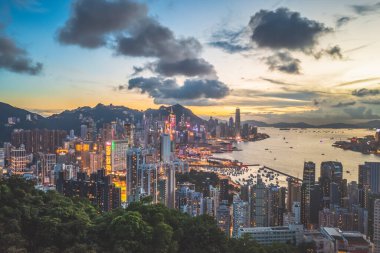 2 Mayıs 2022. Hong Kong bakış açısı Braemar Tepesi tepesinde gün batımını gösteriyor..
