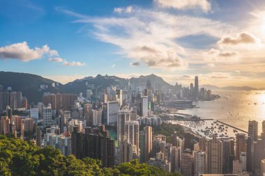 2 Mayıs 2022. Hong Kong bakış açısı Braemar Tepesi tepesinde gün batımını gösteriyor..