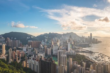 2 Mayıs 2022. Hong Kong bakış açısı Braemar Tepesi tepesinde gün batımını gösteriyor..